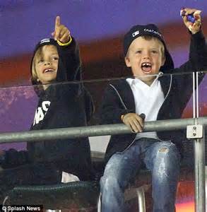 Futballistafeleségek: A Beckham fiúk a lelátóról szurkolnak apjuknak