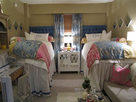 When Two College Roommates Transformed Their Dorm Room From Drab To