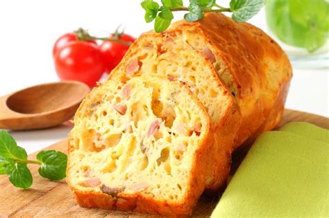 Qu'il soit salé ou sucré, un cake est à base de farine, d'œufs et de beurre et nécessite un moule à cake. Recette cake salé au jambon et au fromage