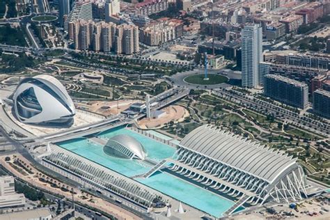 Among the other facilities are dishwasher, an oven … Valencia Suing Calatrava Over Deteriorating Opera House
