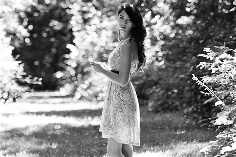 Mujeres Emily Rudd Vestido Monocromo Mujeres Al Aire Libre Mirando