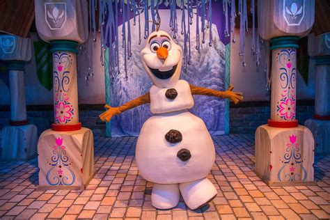 New Frozen Stage Show Debuts At Disneyland Featuring Anna Elsa And