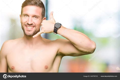 Hombre Guapo Sin Camisa Mostrando Pecho Desnudo Sonriendo Haciendo Gesto fotografía de stock