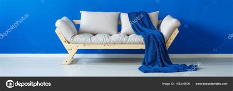 Descubra a melhor forma de comprar online. Moderno sofá de madeira fotos, imagens de © photographee.eu #158349696