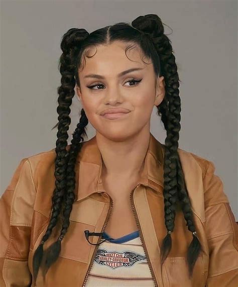 Selena Gomez Rares Consejos Para Cabello Rizado Peinados Con Trenzas