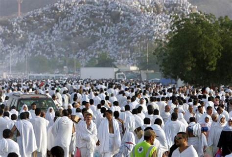 Neelofa termasuk 26 jemaah haji yang terkandas. 476 Jemaah Haji Termasuk Senator Terkandas Di Jeddah