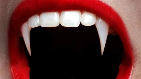 عمل أسنان مصاص دماء عند طبيب الأسنان Vampires Teeth In Dentist Clinc🦇