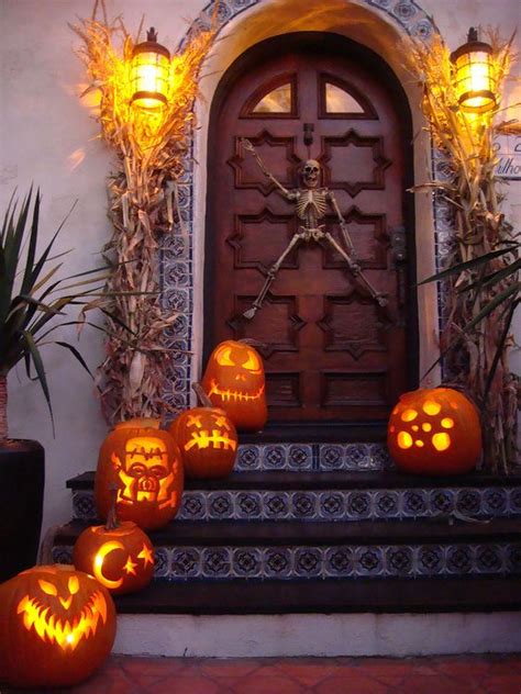 25 Halloween Front Door Décorations That Youll Love Shelterness