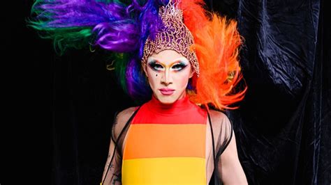 Drag queen Diva More estrela editorial inspirado nas cores do arco íris Pheeno