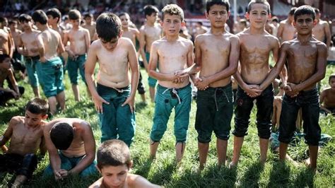 Turkey Oil Wrestling Fans Pay Tribute To The Legends Of The Sport Al Bawaba
