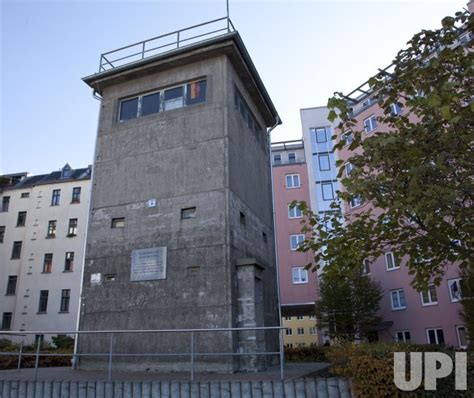 Photo Original Berlin Wall Guard Tower Ber20091107702