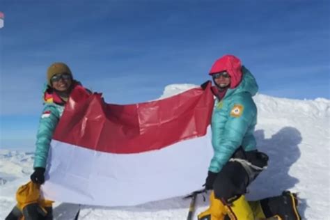 Bendera Merah Putih Berkibar Di Everest Jasad Yang Mengenakan Sepatu Boot Berwarna Hijau Jadi