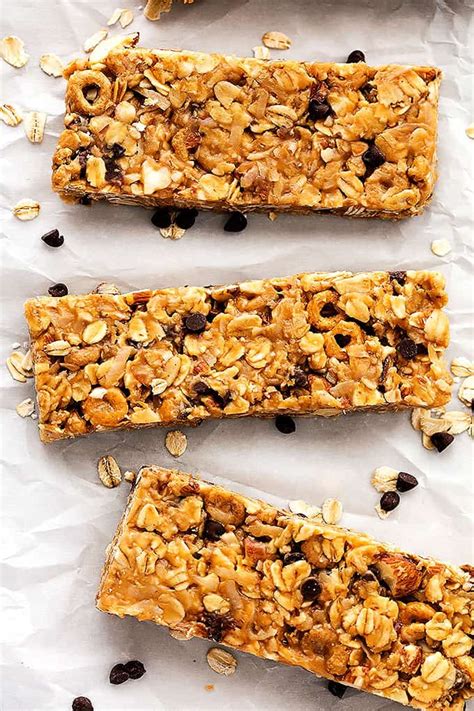 No bake granola bars are just what you needed for a quick breakfast or for when you want to get that extra boost of energy in the middle of the day! No Bake Chewy Granola Bars (+ video) | Creme De La Crumb