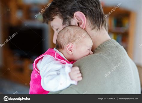 Feliz Y Orgulloso Padre Joven Con Su Hija De Bebé Recién