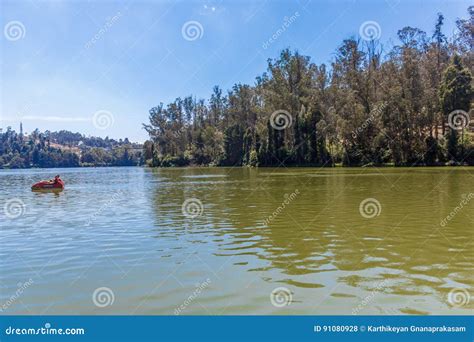 Vista Amplia Del Lago Con Los Barcos Trenza Hermosa En El Fondo Ooty