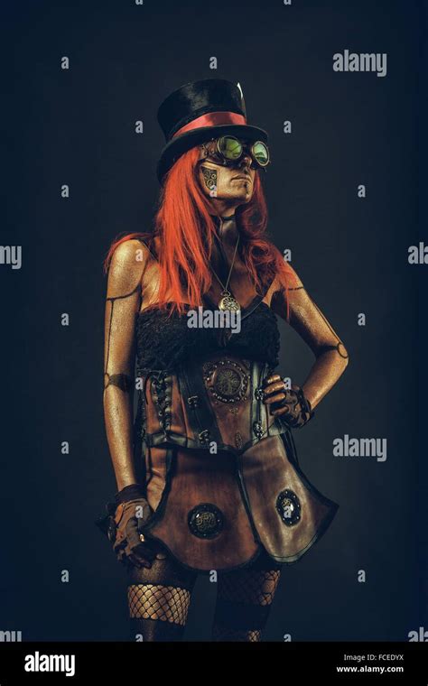 Robot Steampunk mujer con cabello rojo Fotografía de stock Alamy