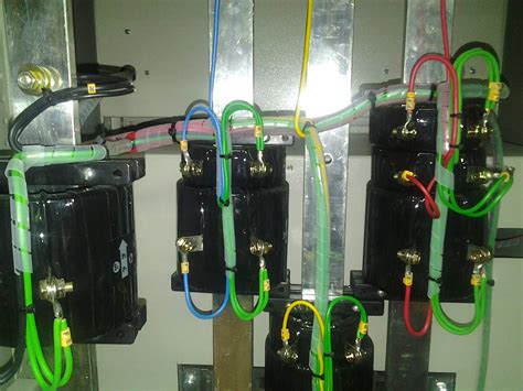Kurang penyelenggaraan kerana kurang berlaku kerosakan boleh membekalkan beban yang tinggi kerana terdapat saiz kabel yang lebih besar dan berbilang saiz boleh direntang. ELEKTRIK DUNIAKU: PAPAN SUIS UTAMA (SIRI 2)