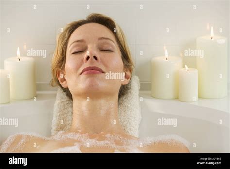 Woman Bath Relax Candles Fotos Und Bildmaterial In Hoher Auflösung Alamy