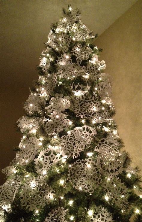 In the real world snowflakes or snow crystals (the proper scientific name) are beautiful works of nature. Paper Snowflake Christmas Tree, simple & elegant | Xmas ...