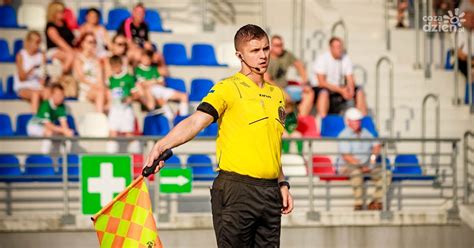 Również przynależność niektórych ziem do poszczególnych piastów może być dyskusyjna. W Toruniu "okradł" Radomiaka, teraz posędziuje rewanż