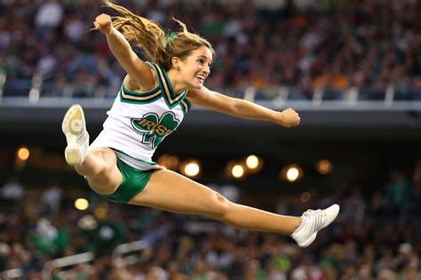Why Nyc Cheers Notre Dame S Fighting Irish Professional Cheerleaders Cheerleading Hot