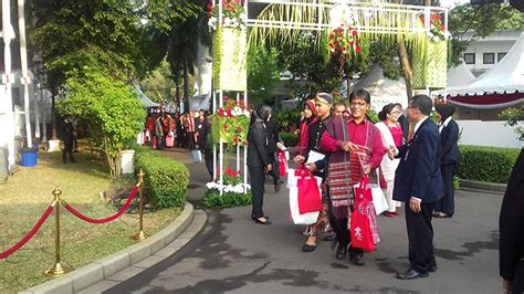 Pada kesempatan kali ini kita akan membahas pidato tentang kemerdekaan. Memaknai Beragam Pakaian Adat Dalam Upacara HUT ...