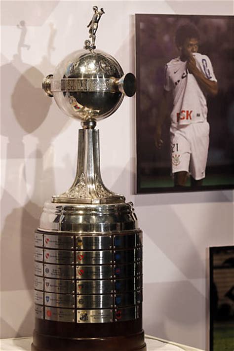 Inter inicia preparação para oitavas da libertadores. Taça da Libertadores quebrada - 11/02/2019 - Esporte ...