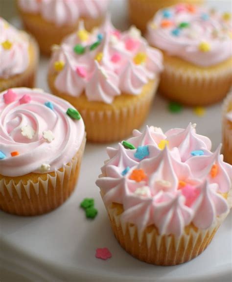 cupcakes de vainilla sencillos y esponjosos bizcochos y sancochos