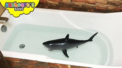 Best bath toys for toddlers: BABY SHARK Attack in BATHTUB - Kids playtime battle with ...