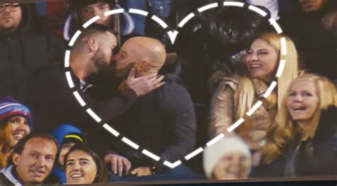 Laker Crowd Goes Wild After The Kiss Cam Found This