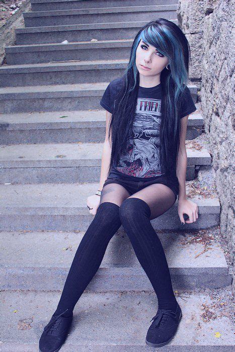 Pin By Mikayla Beckenhauer On Photography Ideas Cute Emo Girls Emo Hair Scene Fashion