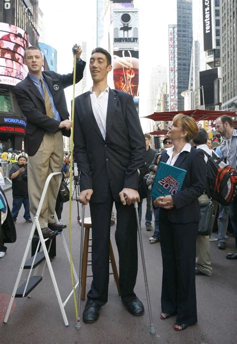 Most Amazing Facts The Worlds Tallest Man 8 Ft 3 In
