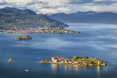 Situata a soli 50 metri dal lago maggiore, a 3,5 km dal centro di luino e a meno di 10 minuti a piedi dalla stazione. I migliori laghi di montagna della Lombardia • Vita Donna