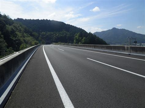Turnpike noun (american) a large road where traffic can travel fast and that drivers have to pay a toll (= fee) to use. 高速道路 | 代表作品 | 株式会社 竹中道路