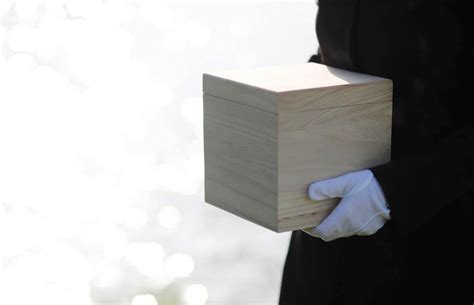 How To Plan A Graveside Service For The Burial Of Ashes Lovetoknow