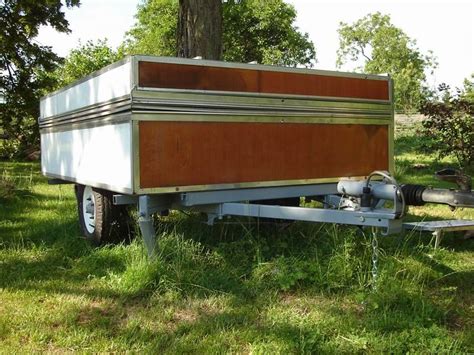 La caravane pliante dispose d'atouts incomparables : Caravane pliée - caravane pliante Rapido Confort en bois ...