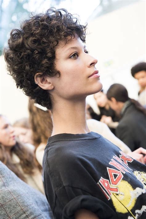 Coupe courte cheveux bouclés – 49 ondulations de style – OBSiGeN