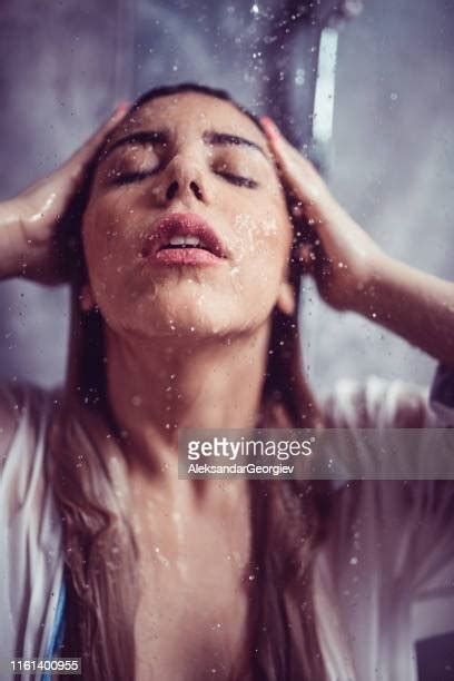 Beautiful Woman In A Shower Washing Her Hair Photos Et Images De Collection Getty Images