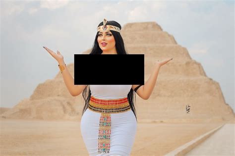 دستگیری مدل مصری به دلیل گرفتن عکس های مبتذل در برابر اهرام مصر روزیاتو