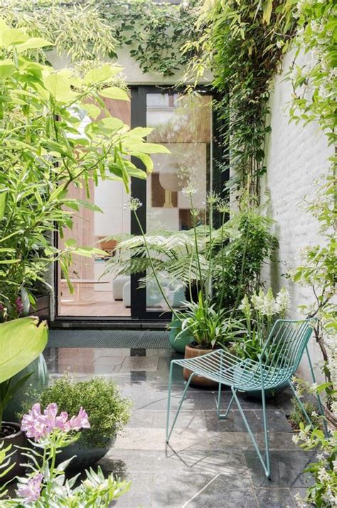 Whilst you can't physically increase the size of a small garden, you can certainly employ a few visual tricks to create the illusion of space. 20 Tiny Courtyard Garden With Cozy Seating | HomeMydesign