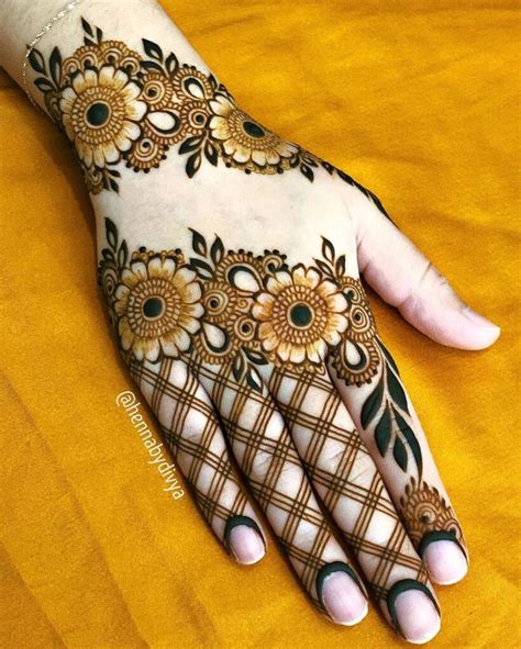 Easy Mehendi Designs That Will Make Your Hands Look Elegant