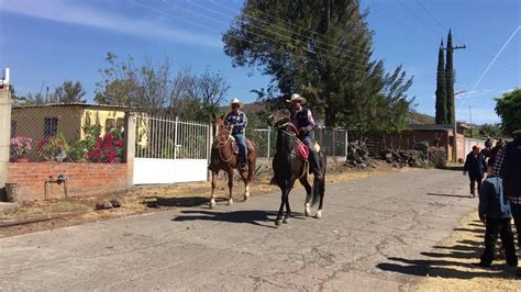 La fiesta de las cruces es una gran celebración en junín, las provincias anexas se juntan en chupaca para festejar y se inicia con el baile de los shapish en puno, la fiesta más importante se celebra en la provincia de huancané, donde cada barrio adora su propia cruz. Cabalgata 2020 (fiesta las cruces Michoacán) - YouTube