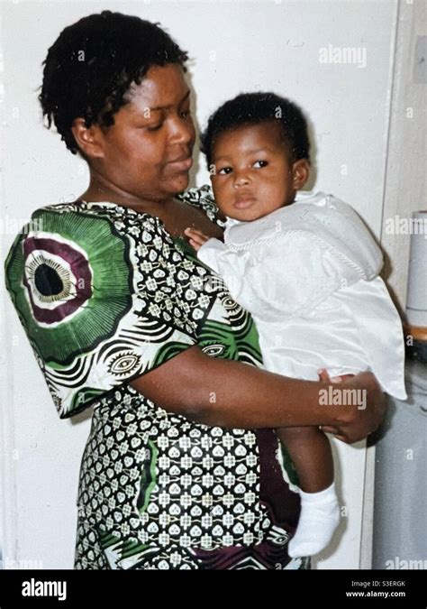 Mujer Afrocaribeña Y Madre Africana Vestida Con Su Hijo En El Traje De