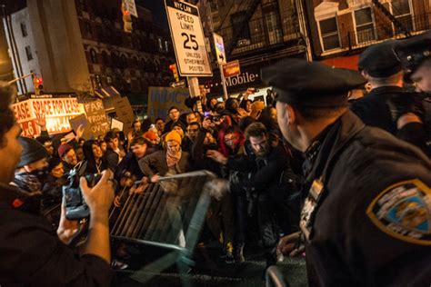 Thousands Protesting Ferguson Decision Block Traffic In New York City