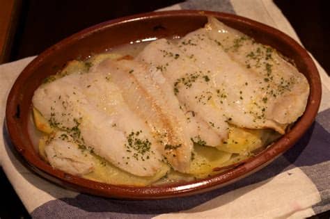 Tengo dos aficiones, la cocina y la experiencia de usuario. Receta fácil de Merluza al horno - Cocinillas