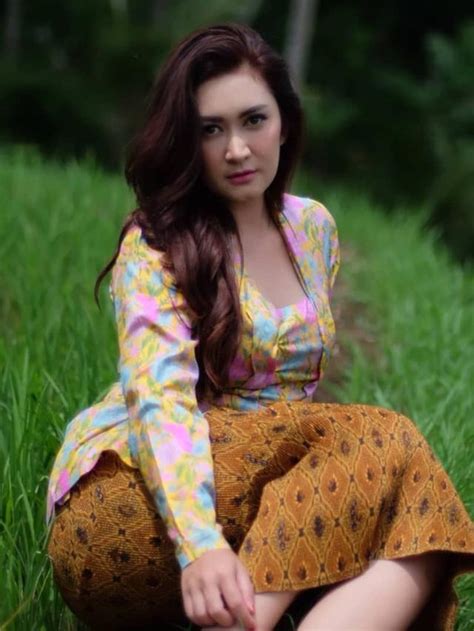 Pakai Gaun Panjang Nafa Urbach Disebut Perempuan Paling Cantik Se Asia