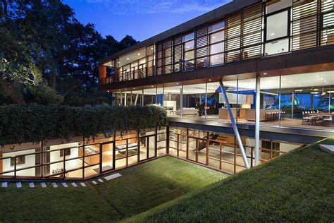 It has been a year of amazing design inspiration, and ingenious renovations have led the. Modern masterpiece of glass and steel in Texas: Floating ...