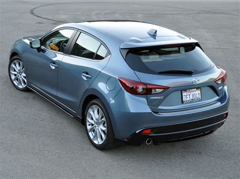 Opting for the manual drops those numbers down to 29/41 mpg while hatchbacks achieve 30/40 mpg with the automatic and 29/40 mpg with the manual. Mazda 3 2015 Hatchback Interior