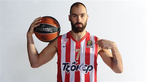 Yunanistan ekibi olympiakos'un tecrübeli basketbolcusu vassilis spanoulis, kariyerine son verdiğini açıkladı. Focus on: Vassilis Spanoulis, Olympiacos Piraeus - YouTube
