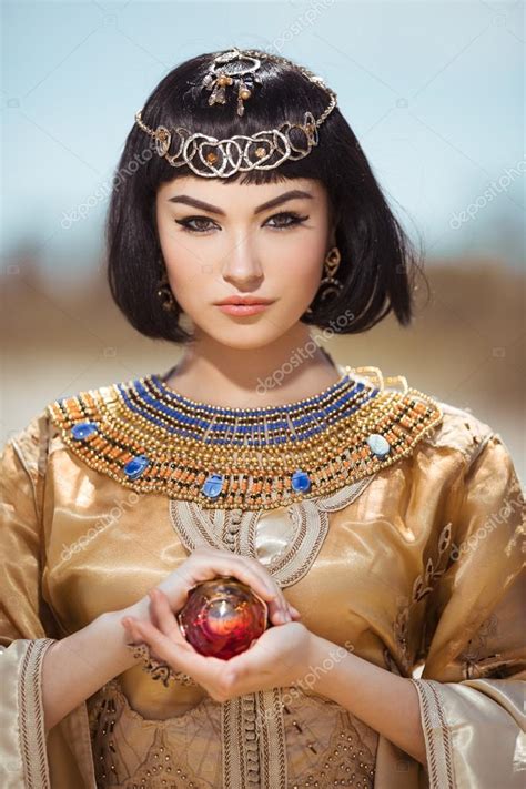 Hermosa Mujer Egipcia Como Cleopatra Al Aire Libre 2023